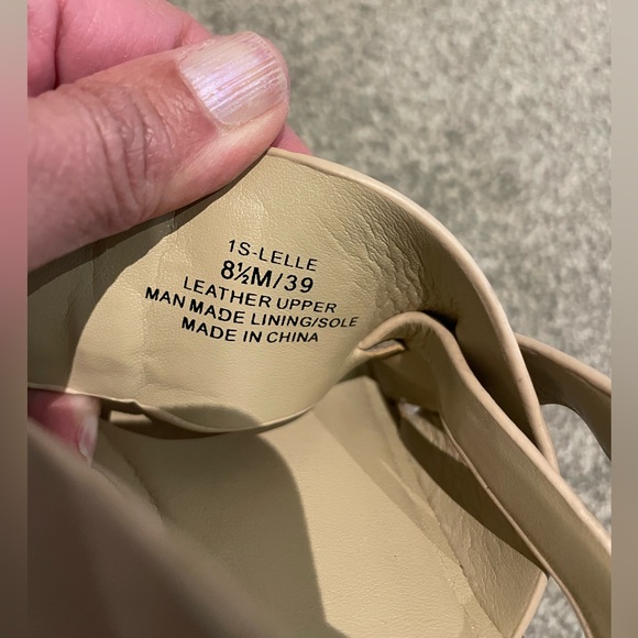 Flat sandals in neutral color - worn once - Picture 3 of 3